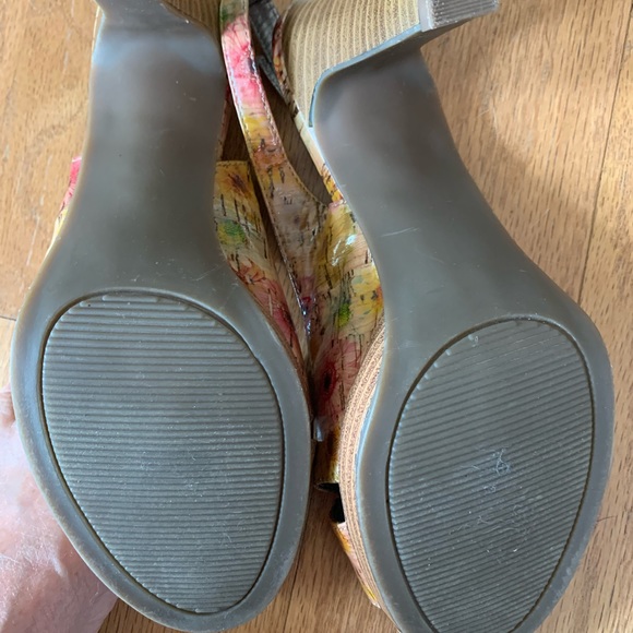 Kelly & Katie size 7M heels. 4” heels. Adjustable strap. Floral/ tan background - Picture 3 of 9